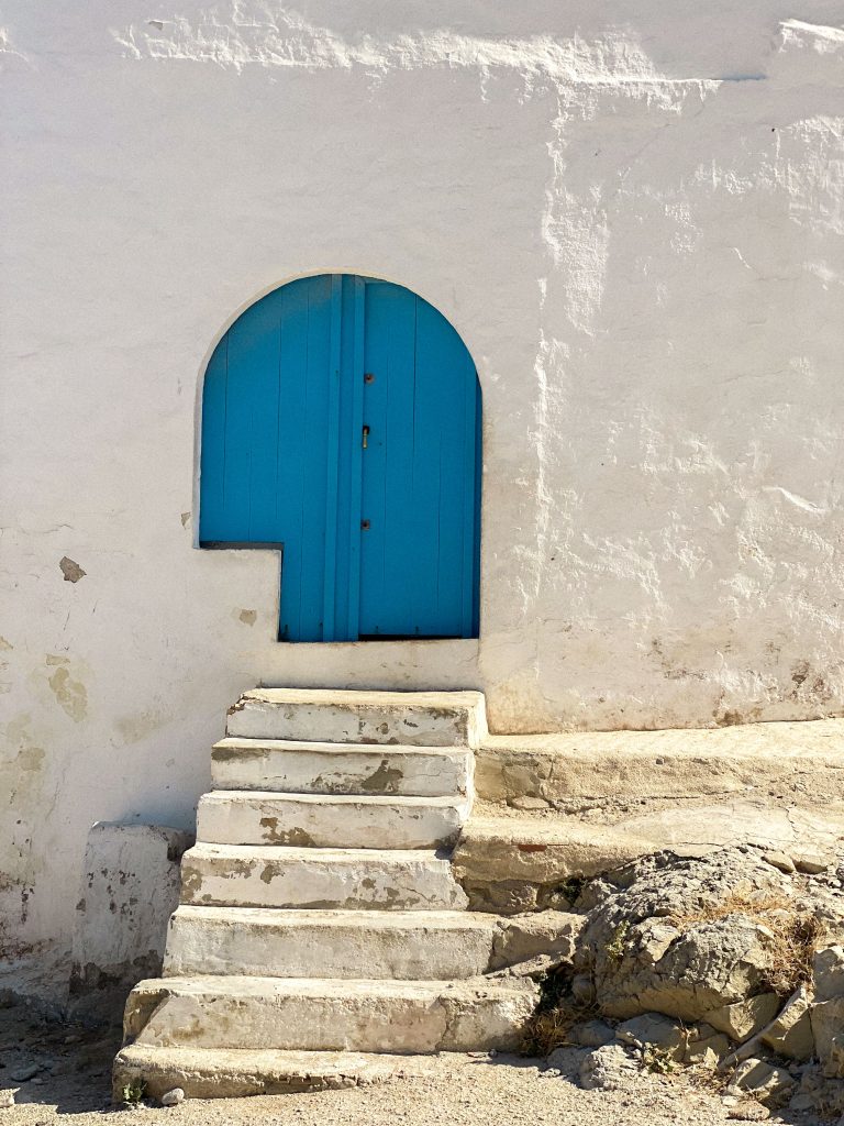 casa azul paredes blancas