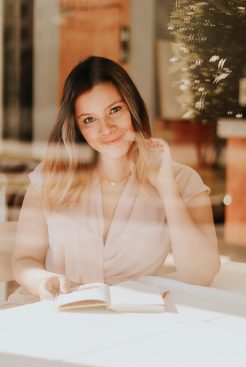 liscontent chica sentada con agenda